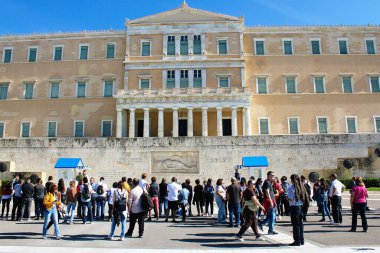 Yunan Parlamentosu 'ndaki bilinmeyen askerin lahitinin önünde düzenlenen Cumhurbaşkanlığı koruma seremonisinin değiştirilmesi - Atina, Yunanistan, 3 Kasım 2019.