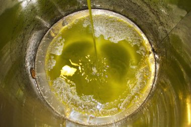 Yunanistan 'ın Atina kentinde plastik çöp kutuları atılıp istiflendi.