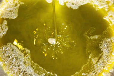 Yunanistan, Attica ve zeytinyağı fabrikasında ekstra bakire zeytin yağı çıkarma süreci.