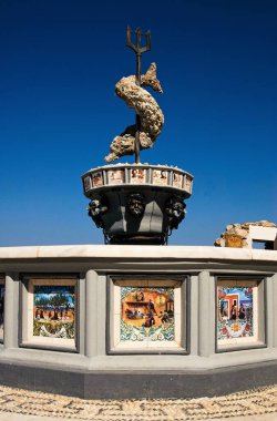 Yunanistan, Karpathos Adası, 16 Ağustos 2008 - Diafani limanında seramik süslemeleri olan çeşme.