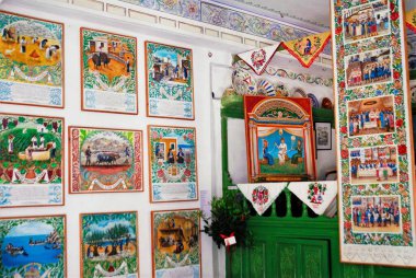 Yunanistan, Karpathos Adası, Olimpos köyünde 30 Ağustos 2008 'de dekoratif geleneksel eşyalarla yerel müzenin içi.