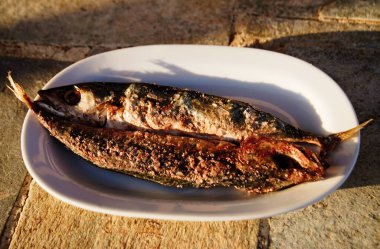 Yunanistan, Leros Adası, yerel bir meyhanede tabakta balık.