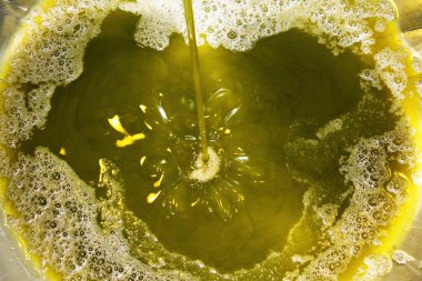 Yunanistan, Attica ve zeytinyağı fabrikasında ekstra bakire zeytin yağı çıkarma süreci.