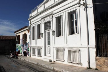Yunanistan 'ın Atina kentindeki geleneksel Plaka mahallesindeki neoklasik evin ön manzarası, 4 Şubat 2020.