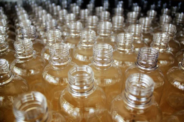 Botol Plastik Bersih Ditumpuk Pabrik — Stok Foto