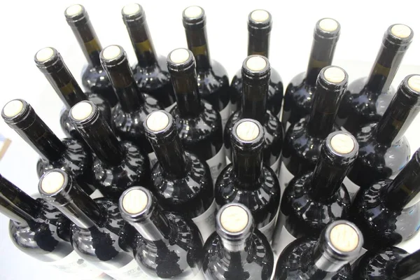 ワイン工場に設置されたガラス瓶 — ストック写真