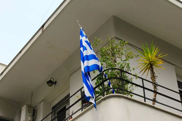Atenas Grecia Marzo 2020 Bandera Griega Balcón —  Fotos de Stock