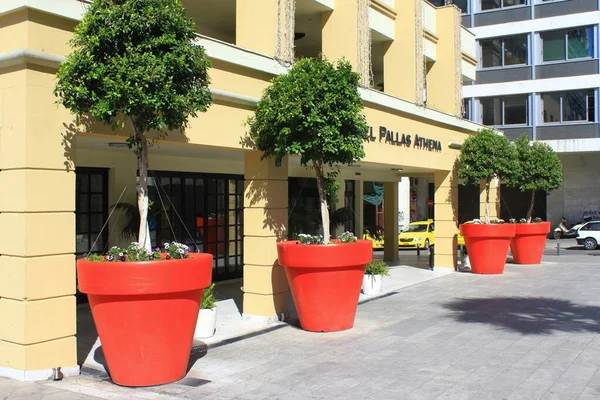 Decoração Com Vasos Flores Gigantes Fora Hotel Atenas Grécia Março — Fotografia de Stock