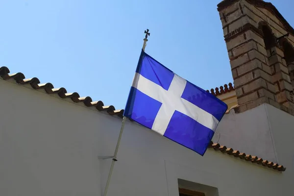 Atenas Grecia Marzo 2020 Bandera Griega Ondeando Fuera Una Iglesia —  Fotos de Stock