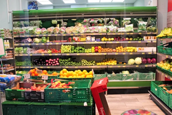 Scaffali Con Frutta Verdura Supermercato Atene Grecia Novembre 2019 — Foto Stock