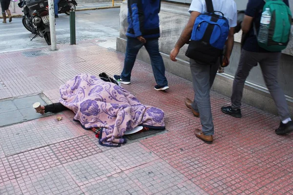 Sem Abrigo Não Identificado Pedir Dinheiro Nas Ruas Atenas Grécia — Fotografia de Stock