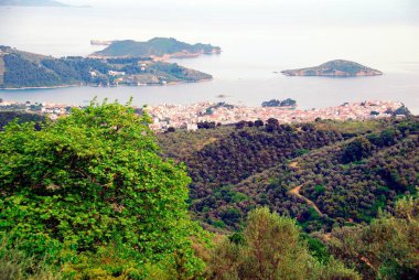 Yunanistan, arka planda Skiathos kasabası bulunan Skiathos adasının manzarası.