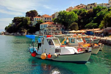 Yunanistan, Skiathos Adası, Skiathos şehri manzarası, 8 Mayıs 2012.
