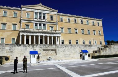 Yunanistan, Atina, 16 Haziran 2020 - Atina 'nın en turistik noktalarından biri - Cumhurbaşkanlığı Muhafızları ile Meçhul Askerin Mezarı - ziyaretçi kabul etmiyor. Turizm, koronavirüs (COVI) tarafından tüm büyük ekonomik sektörler arasında en kötü etkilenen sektör olmuştur.