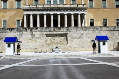 Yunanistan, Atina, 16 Haziran 2020 - Atina 'nın en turistik noktalarından biri - Cumhurbaşkanlığı Muhafızları ile Meçhul Askerin Mezarı - ziyaretçi kabul etmiyor. Turizm, koronavirüs (COVI) tarafından tüm büyük ekonomik sektörler arasında en kötü etkilenen sektör olmuştur.