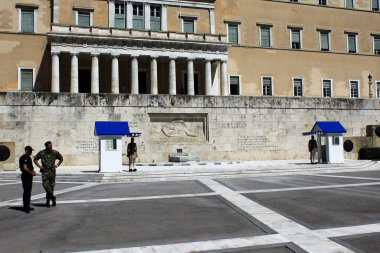 Yunanistan, Atina, 16 Haziran 2020 - Atina 'nın en turistik noktalarından biri - Cumhurbaşkanlığı Muhafızları ile Meçhul Askerin Mezarı - ziyaretçi kabul etmiyor. Turizm, koronavirüs (COVI) tarafından tüm büyük ekonomik sektörler arasında en kötü etkilenen sektör olmuştur.