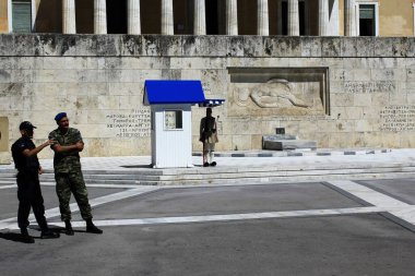 Yunanistan, Atina, 16 Haziran 2020 - Atina 'nın en turistik noktalarından biri - Cumhurbaşkanlığı Muhafızları ile Meçhul Askerin Mezarı - ziyaretçi kabul etmiyor. Turizm, koronavirüs (COVI) tarafından tüm büyük ekonomik sektörler arasında en kötü etkilenen sektör olmuştur.