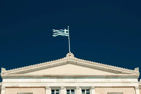 Grécia Atenas Junho 2020 Bandeira Grega Agitando Telhado Parlamento Grego — Fotografia de Stock