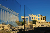Griechenland, Athen, 16. Juni 2020 - Nach einer langen Liste neuer Sicherheitsvorschriften aufgrund des Ausbruchs des Coronavirus wurden Plexiglasabscheider in der Propylaia der Akropolis installiert. Der Tourismus ist von allen wichtigen Wirtschaftssektoren am stärksten von der Covid-19 betroffen.