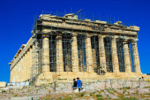 Griechenland, Athen, 16. Juni 2020 - Blick auf den Parthenon-Tempel auf der Akropolis von Athen an einem Tag, an dem die archäologische Stätte der Akropolis fast leer von Besuchern war. Der Tourismus ist von allen wichtigen Wirtschaftssektoren am stärksten vom Coronavirus betroffen (