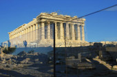 Griechenland, Athen, 16. Juni 2020 - Nach einer langen Liste neuer Sicherheitsvorschriften aufgrund des Ausbruchs des Coronavirus wurden Plexiglasabscheider in der Propylaia der Akropolis installiert. Der Tourismus ist von allen wichtigen Wirtschaftssektoren am stärksten von der Covid-19 betroffen. 