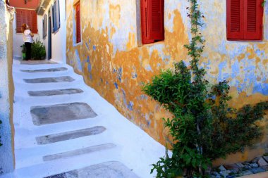 Yunanistan, Atina, 16 Haziran 2020 - Atina 'nın en eski mahallelerinden biri olan Anafiotika' da eski evi olan Picturesque Caddesi, Plaka ilçesinde yer alıyor..