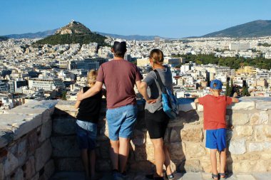 Yunanistan, Atina, 16 Haziran 2020 - Yunanistan 'ın 15 Haziran' daki yabancı turist açılışından sonra Akropolis tepesini ilk Alman turistler ziyaret etti. Turizm, Coronavirus (Covid-19) tarafından tüm büyük ekonomik sektörler arasında en kötü etkilenen sektör olmuştur.).