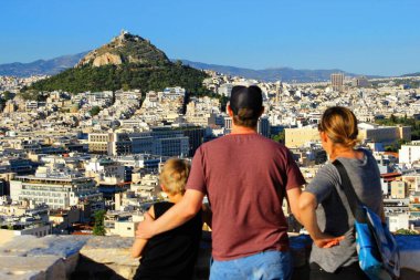 Yunanistan, Atina, 16 Haziran 2020 - Yunanistan 'ın 15 Haziran' daki yabancı turist açılışından sonra Akropolis tepesini ilk Alman turistler ziyaret etti. Turizm, Coronavirus (Covid-19) tarafından tüm büyük ekonomik sektörler arasında en kötü etkilenen sektör olmuştur.).