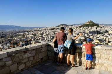 Yunanistan, Atina, 16 Haziran 2020 - Yunanistan 'ın 15 Haziran' daki yabancı turist açılışından sonra Akropolis tepesini ilk Alman turistler ziyaret etti. Turizm, Coronavirus (Covid-19) tarafından tüm büyük ekonomik sektörler arasında en kötü etkilenen sektör olmuştur.).