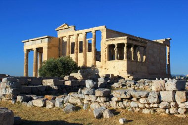 Yunanistan, Atina, 16 Haziran 2020 - Arka planda Erechtheio tapınağı bulunan Akropolis tepesinin arkeolojik manzarası.
