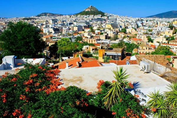 2020年6月16日 雅典城市从背景为Lycabetus山的Plaka区Anąotika地区的观点 — 图库照片