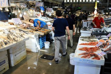 Yunanistan, Atina, 17 Haziran 2020 - Atina merkez pazarında deniz ürünleriyle oyalanıyor.