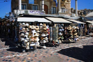 Yunanistan, Atina, 17 Haziran 2020 - Şapkalar Monastiraki Meydanı 'ndaki tezgahların önünde duruyor.