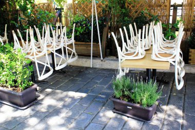 Yunanistan, Atina, 17 Haziran 2020 - Monastiraki 'nin turistik bölgesindeki geleneksel bir restoranın önünde müşteri eksikliği nedeniyle sandalyeler dizildi. Düşük koronavirüs oranı ve yeni güvenlik kuralları listesine rağmen, Yunanistan 'da turizm trafiği q