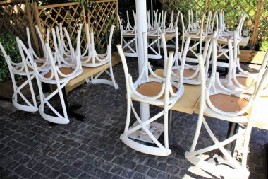 Yunanistan, Atina, 17 Haziran 2020 - Monastiraki 'nin turistik bölgesindeki geleneksel bir restoranın önünde müşteri eksikliği nedeniyle sandalyeler dizildi. Düşük koronavirüs oranı ve yeni güvenlik kuralları listesine rağmen, Yunanistan 'da turizm trafiği q