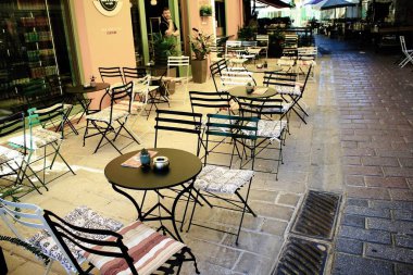 Yunanistan, Atina, 17 Haziran 2020 - Monastiraki 'nin turistik bölgesindeki bir bar restoranının boş sandalyeleri, müşteri eksikliği nedeniyle. Düşük koronavirüs oranı ve yeni güvenlik kuralları listesine rağmen, Yunanistan 'daki turizm trafiği bu meblağda oldukça yavaş seyrediyor