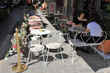 Yunanistan, Atina, 17 Haziran 2020 - Monastiraki 'nin turistik bölgesindeki bir bar restoranının boş sandalyeleri, müşteri eksikliği nedeniyle. Düşük koronavirüs oranı ve yeni güvenlik kuralları listesine rağmen, Yunanistan 'daki turizm trafiği bu meblağda oldukça yavaş seyrediyor