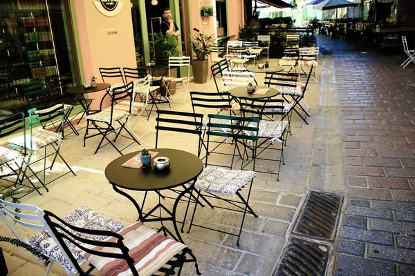 Grecja Ateny Czerwca 2020 Puste Krzesła Baru Restauracji Turystycznej Dzielnicy — Zdjęcie stockowe