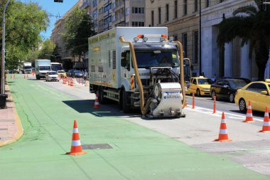 Yunanistan, Atina, 17 Haziran 2020 - Yaya yolu ve bisiklet pisti yapım aşamasında. Büyük Yürüyüş veya Megalos Peripatos, Atina 'nın en büyük şehir rotalarını içeren yeni bir yaya yürüyüşü projesi..