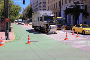 Yunanistan, Atina, 17 Haziran 2020 - Yaya yolu ve bisiklet pisti yapım aşamasında. Büyük Yürüyüş veya Megalos Peripatos, Atina 'nın en büyük şehir rotalarını içeren yeni bir yaya yürüyüşü projesi..