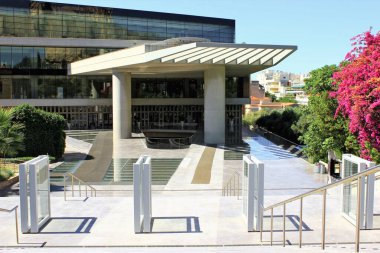 Yunanistan, Atina, 18 Haziran 2020 - Akropolis müzesinin ziyaretçisi yok. Turizm, Coronavirus (Covid-19) tarafından tüm büyük ekonomik sektörler arasında en kötü etkilenen sektör olmuştur.).