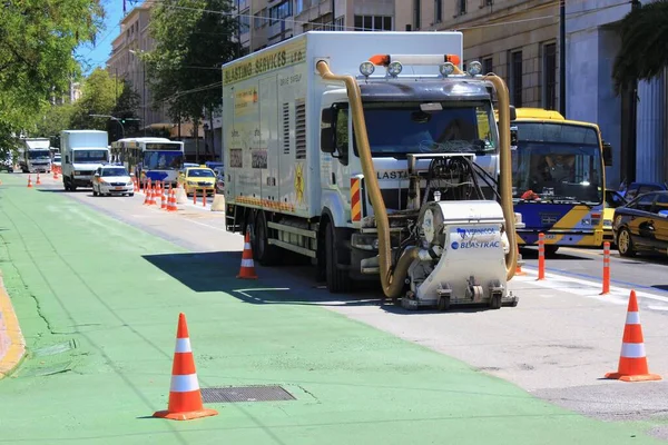 Yunanistan, Atina, 17 Haziran 2020 - Yaya yolu ve bisiklet pisti yapım aşamasında. Büyük Yürüyüş veya Megalos Peripatos, Atina 'nın en büyük şehir rotalarını içeren yeni bir yaya yürüyüşü projesi..
