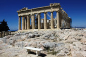 Griechenland, Athen, 18. Juni 2020 - Blick auf die archäologische Stätte der Akropolis mit dem Parthenon-Tempel im Hintergrund. Der Tourismus ist von allen wichtigen Wirtschaftssektoren am stärksten von der Covid-19-Pandemie betroffen.