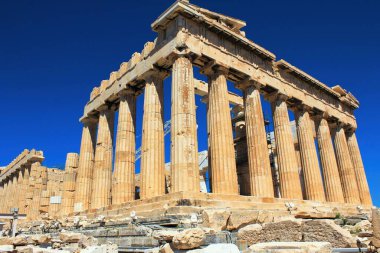 Yunanistan, Atina, 18 Haziran 2020 - Akropolis Tepesi arkeoloji sahasında Parthenon tapınağı manzarası.