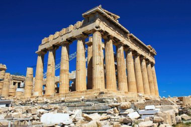 Yunanistan, Atina, 18 Haziran 2020 - Akropolis Tepesi arkeoloji sahasında Parthenon tapınağı manzarası.