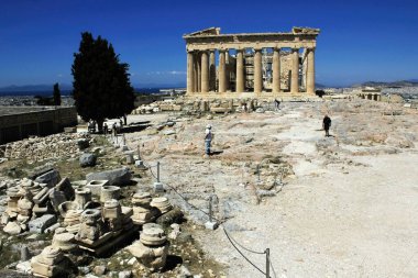 Yunanistan, Atina, 18 Haziran 2020 - Akropolis arkeoloji sahasına bakan ziyaretçi yok. Turizm, Covid-19 salgınından ve düşük koronavirüs oranına ve uzun bir liste dolusu yeni ekonomik sektörlerden en kötü etkilenen sektör oldu.
