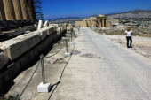 Griechenland, Athen, 18. Juni 2020 - Die archäologische Stätte der Akropolis, leer von Besuchern. Blick vom Parthenon-Tempel auf Propylaia. Der Tourismus ist von allen wichtigen Wirtschaftssektoren am stärksten von der Covid-19-Pandemie betroffen, und das trotz der niedrigen Korona