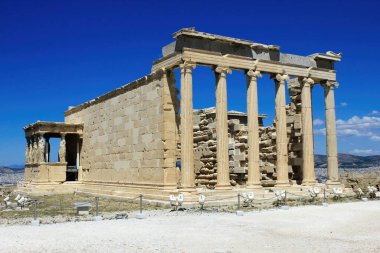 Yunanistan, Atina, 18 Haziran 2020 - Arka planda Erechtheio tapınağı ile Akropolis arkeolojik sahasının manzarası.