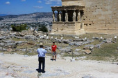 Griechenland, Athen, 18. Juni 2020 - Blick auf die archäologische Stätte der Akropolis, die von Besuchern leer ist, mit dem Erechtheio-Tempel im Hintergrund. Der Tourismus ist von allen wichtigen Wirtschaftssektoren am stärksten von der Covid-19-Pandemie betroffen.