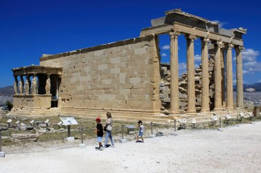 Yunanistan, Atina, 18 Haziran 2020 - Akropolis 'in arkeolojik alanının arka planında Erechtheio tapınağı neredeyse boş görünüyor. Covid-19 salgınının yol açtığı büyük ekonomik sektörlerin en kötüsü turizm olmuştur.